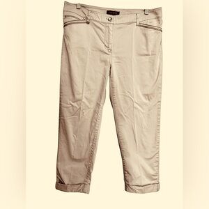 White House Black Market Stylish Tan Cropped Pants
Pockets cuffs zip button